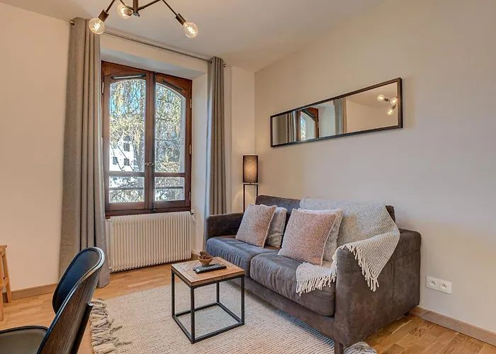 Apartment La Roseraie, Alpes Agency, Central Chamonix, Sleeps 2-3 * Chamonix