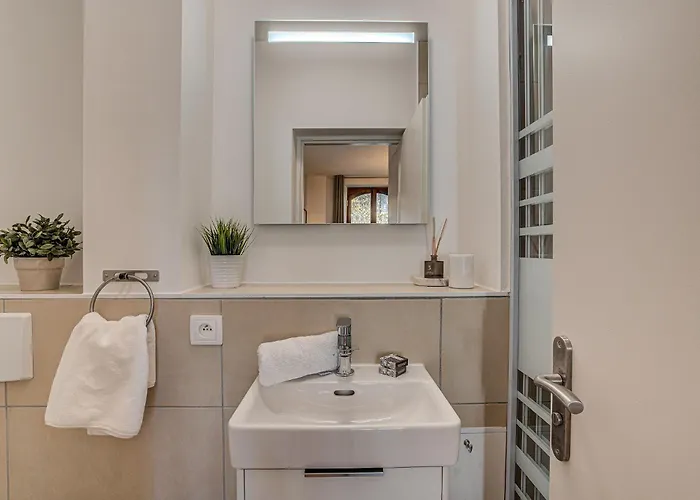 Apartment La Roseraie, Alpes Agency, Central Chamonix, Sleeps 2-3 * Chamonix