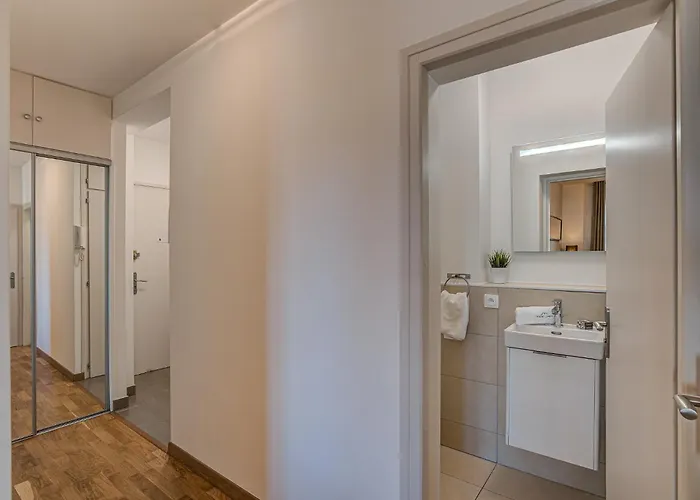 Apartment La Roseraie, Alpes Agency, Central Chamonix, Sleeps 2-3 *